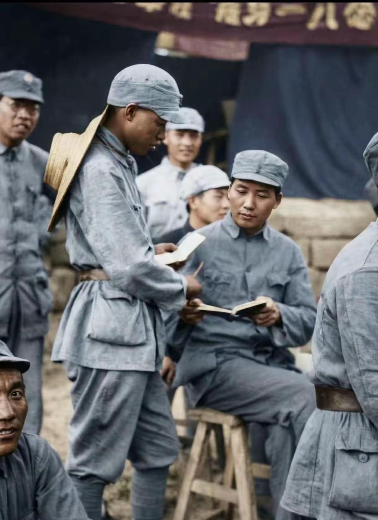 那时的毛主席是一位文人出身的军事统帅。为了救国救民，一个拿笔杆子的被迫拿起了枪杆