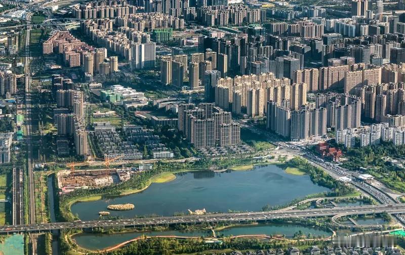 成都楼市：从1月3日到8月6日，成都几个主流片区价格持续回调：高新区房价从2