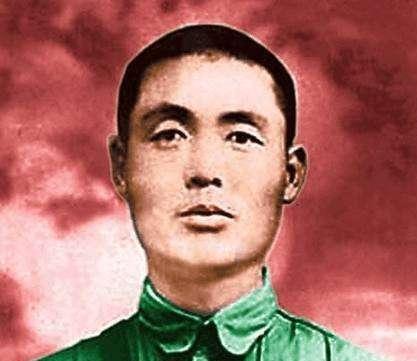 部队撤退中，此时一孕妇因劳顿提前生产，还是难产，董振堂下令一个团停止撤退，打出生