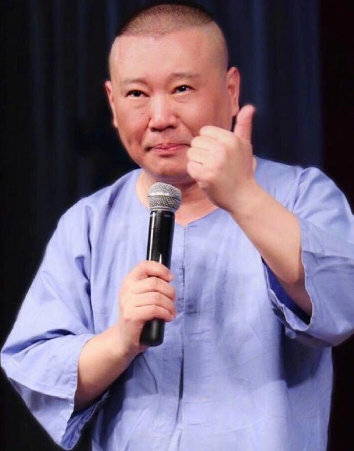 直播镜头怼脸拍侯耀华突然感谢“仇人”。72岁的他摘下眼镜揉眼眶：“戴志诚养了