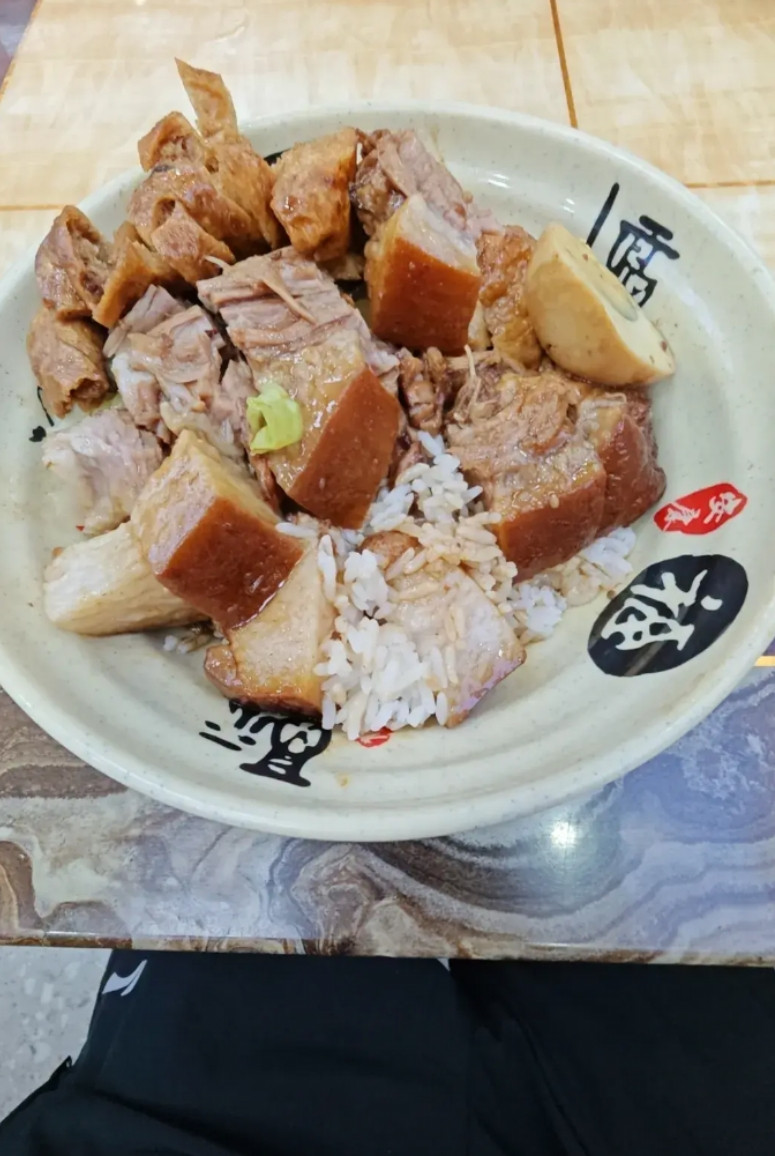 来到广州，吃了一碗广州的猪脚饭，左思右想也没有搞明白为什么要叫猪脚饭！！！一开
