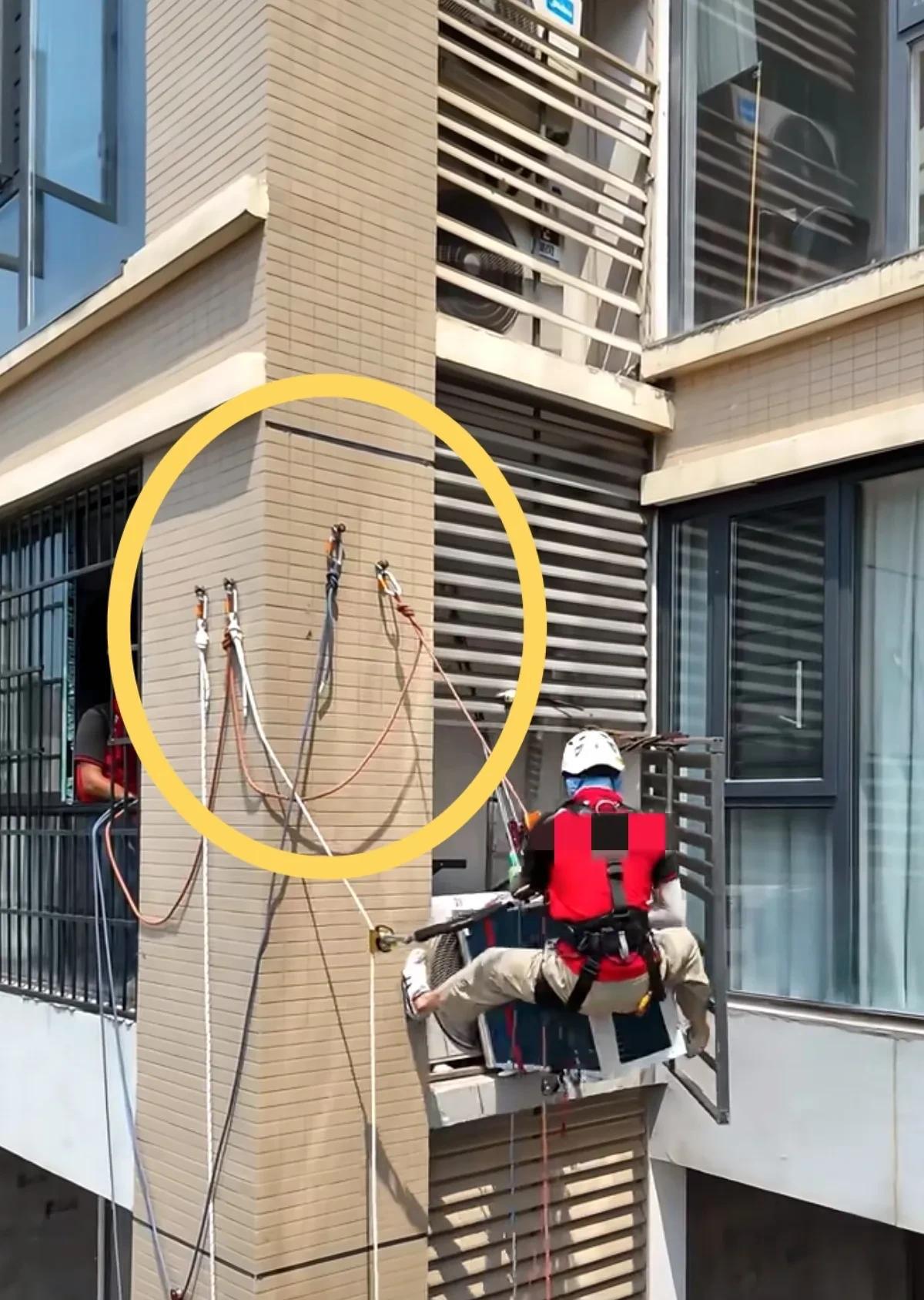 看到对面住户安装空调，师傅用绳子把自己挂在这几个墙钉上，在20多层的高楼外面悬空