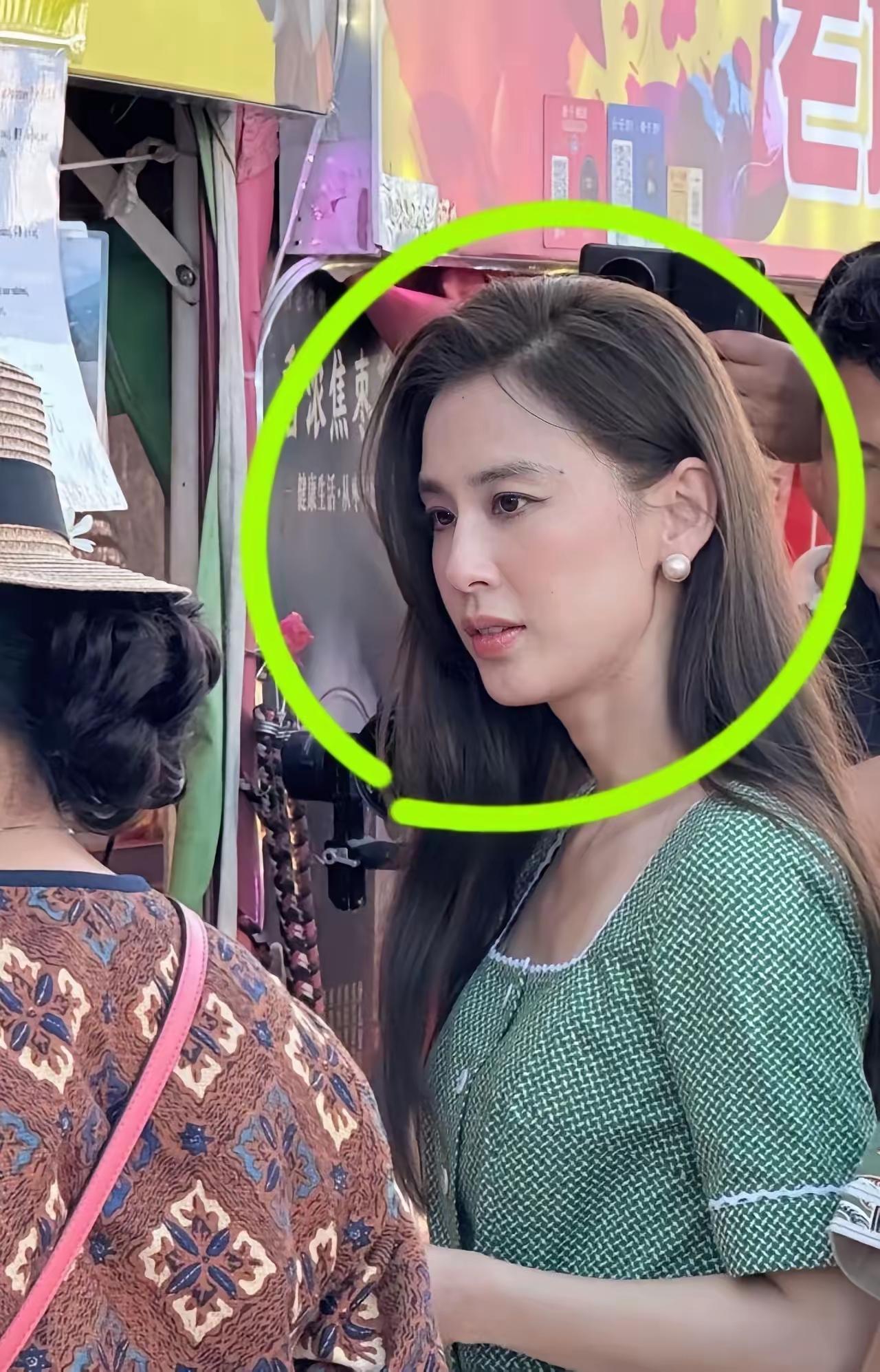 这是路人随手拍的黄圣依，没有美颜也没有滤镜，我感觉路人视角下的黄圣依还是非常漂亮