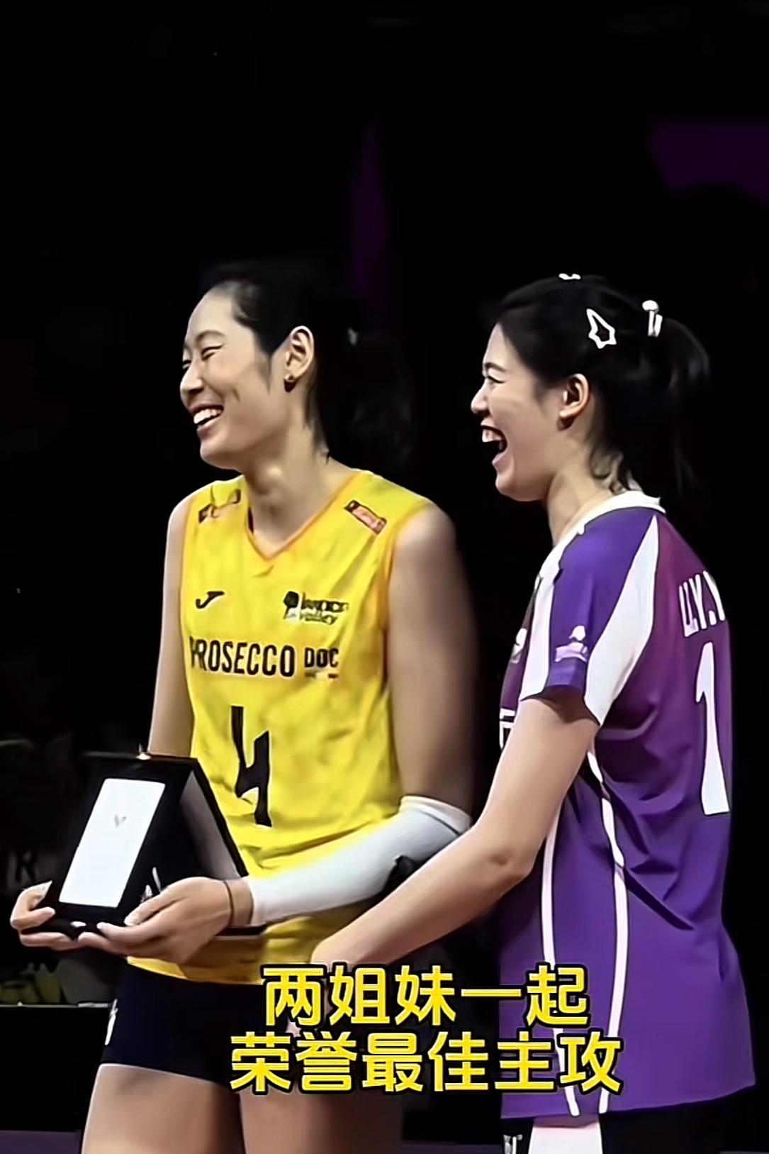 大家很怀念朱婷，李盈莹2024年世俱杯上台领奖的场面。领奖台上俩姐妹聊的甚欢