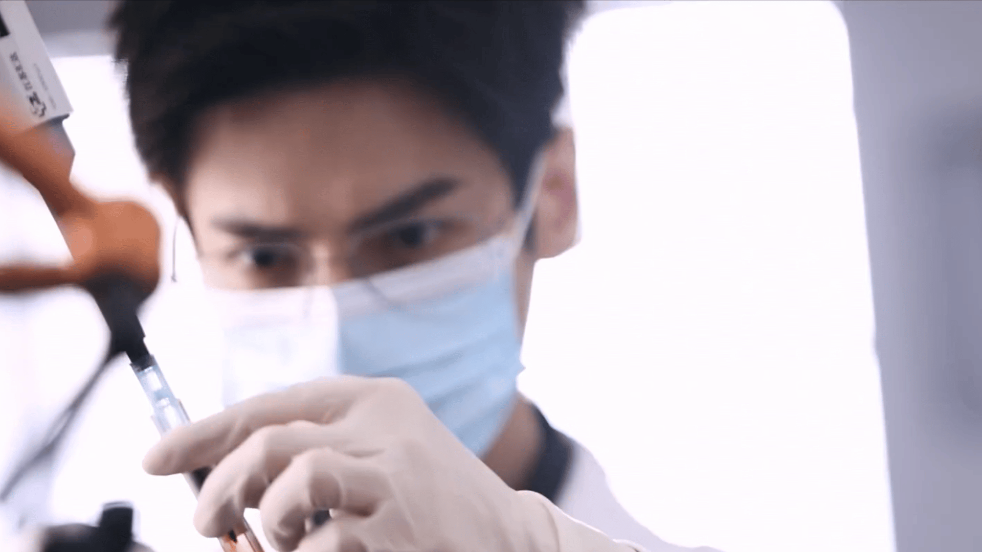 终于又等到了罗云熙的现代剧剥茧罗云熙现代剧杀疯！齐思哲白大褂造型封神，干练沉稳