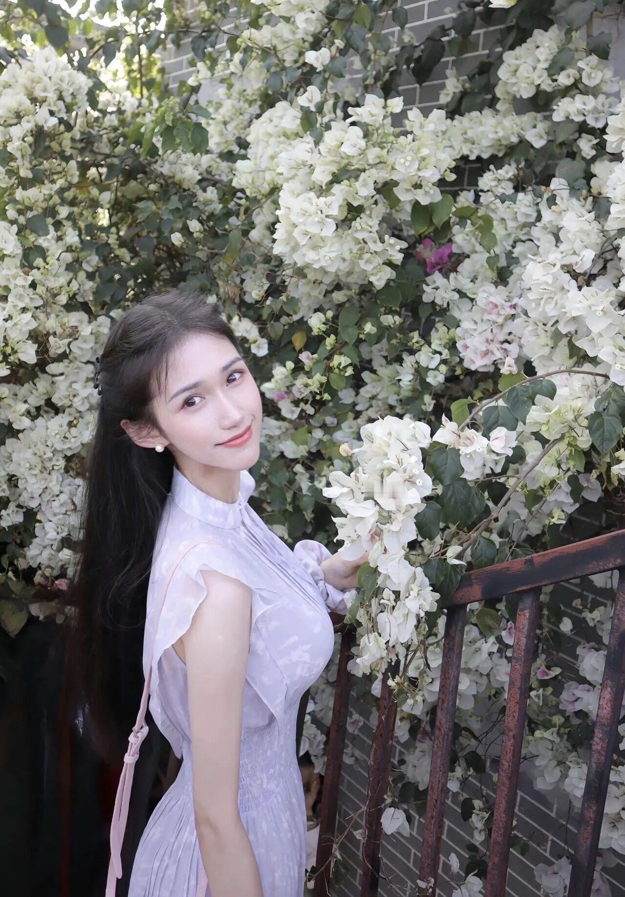 少女与花丛的浪漫邂逅🌸✨