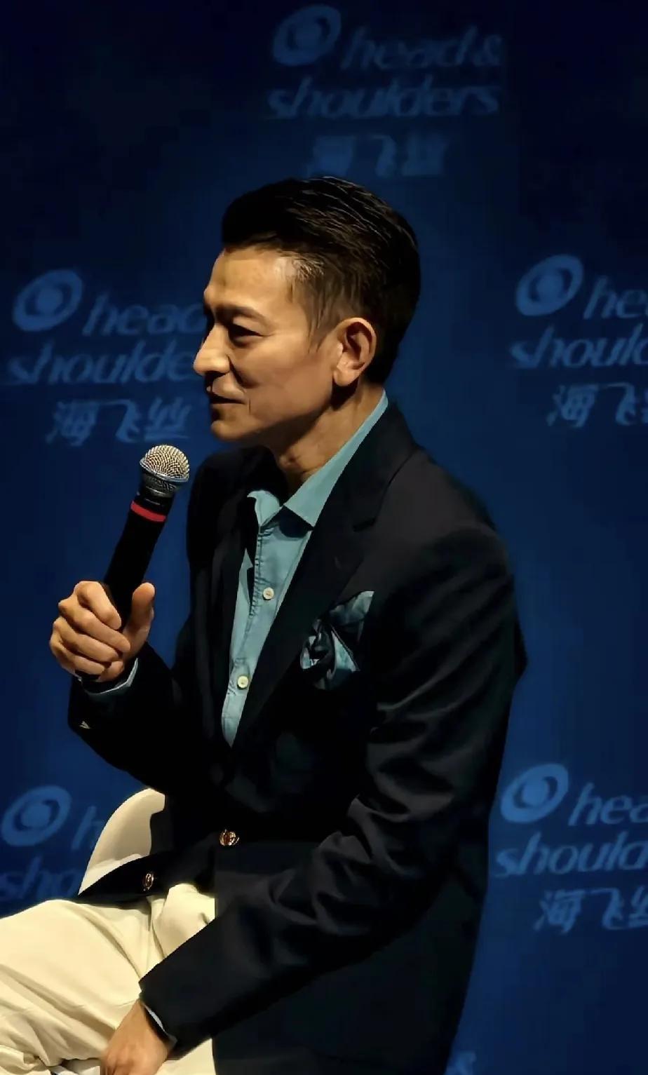 太让人震惊了，侧颜之神，刘德华！刘德华参加海飞丝新品发布会，状态居然还这么好