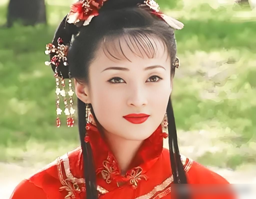 琼瑶当年翻杂志，一眼就锁死了一个大一女生，直接把人签了，还亲手塞了个艺名叫水灵。理由是：柔情似水，灵