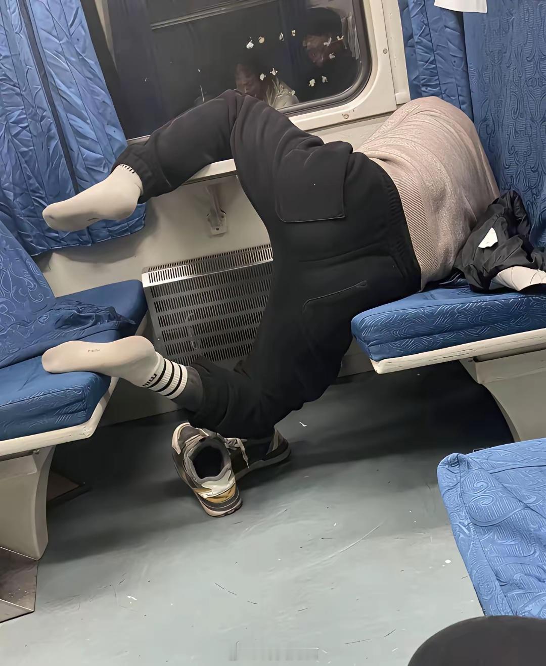 六九年与朋友回东北，先做汽车，再转火车，做了五天四夜！火车上那个饭菜真香啊！舍不