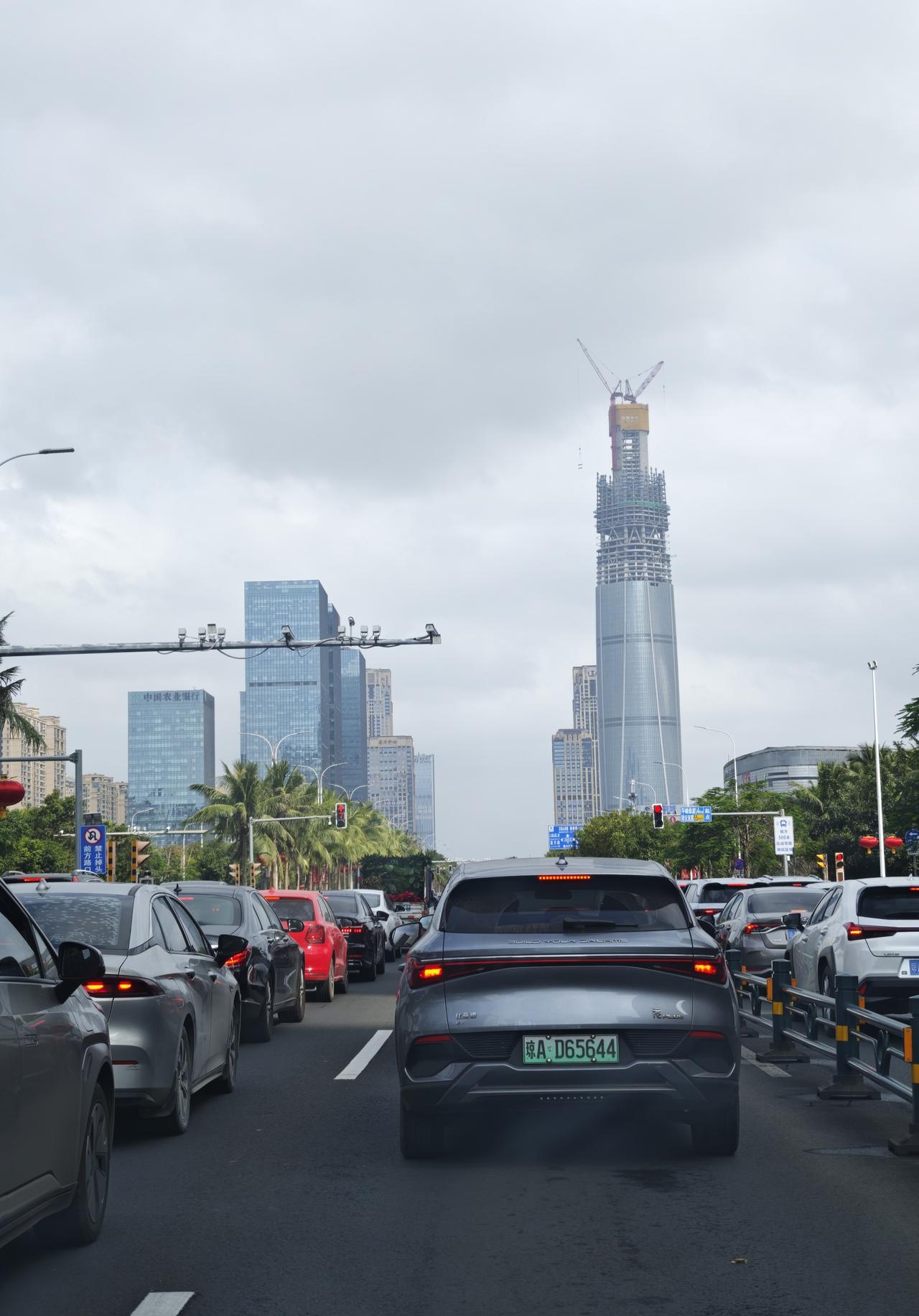 从海口国贸中心开车去文昌经过国兴大道，这条路两边高楼林立，还有在建的428米海南