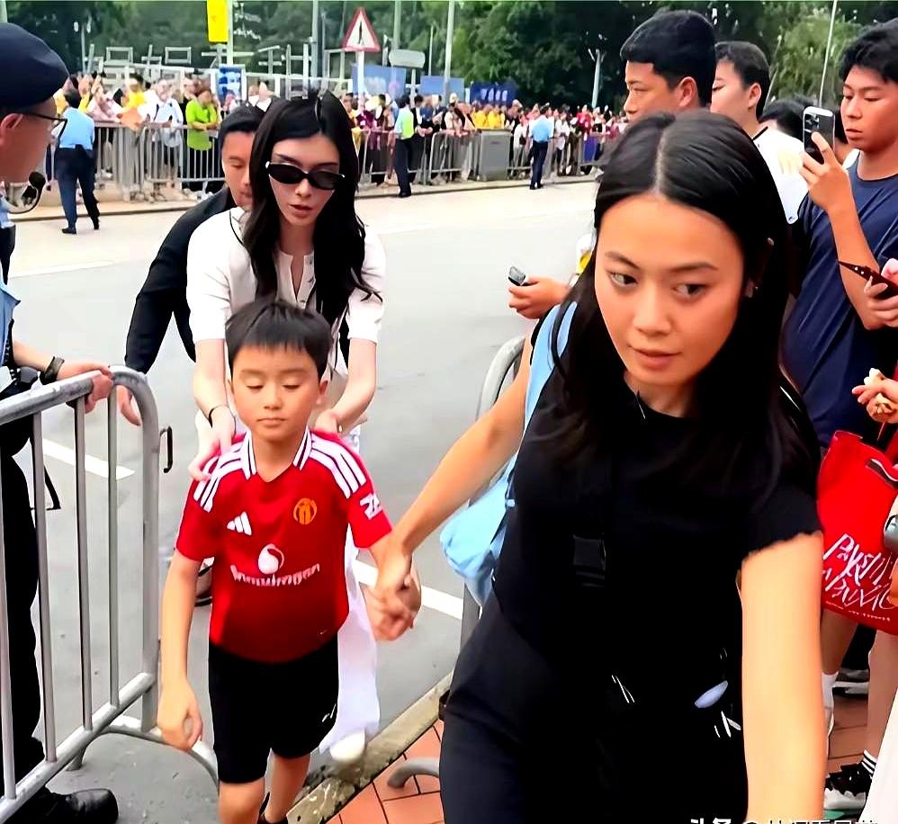 奚梦瑶家孩子身边那个年轻保姆，真的挺容易让人多想。看着年纪甚至比她还小，乍一眼