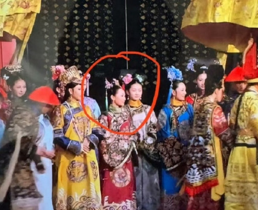 原来安小鸟这么矮，无论前后左右，都比她高半个头，好可爱！