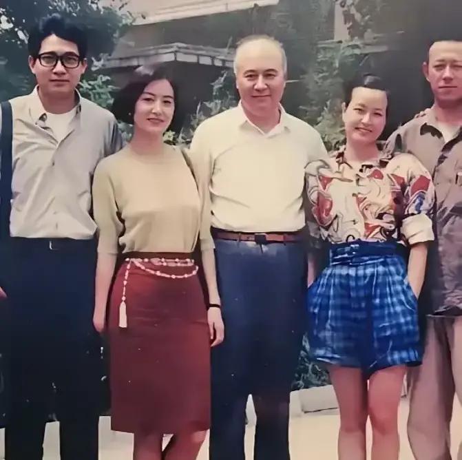 翻出老照片，林青霞和刘晓庆同框，衣服放今天看确实有点“年代滤镜”，但脸是真能打，