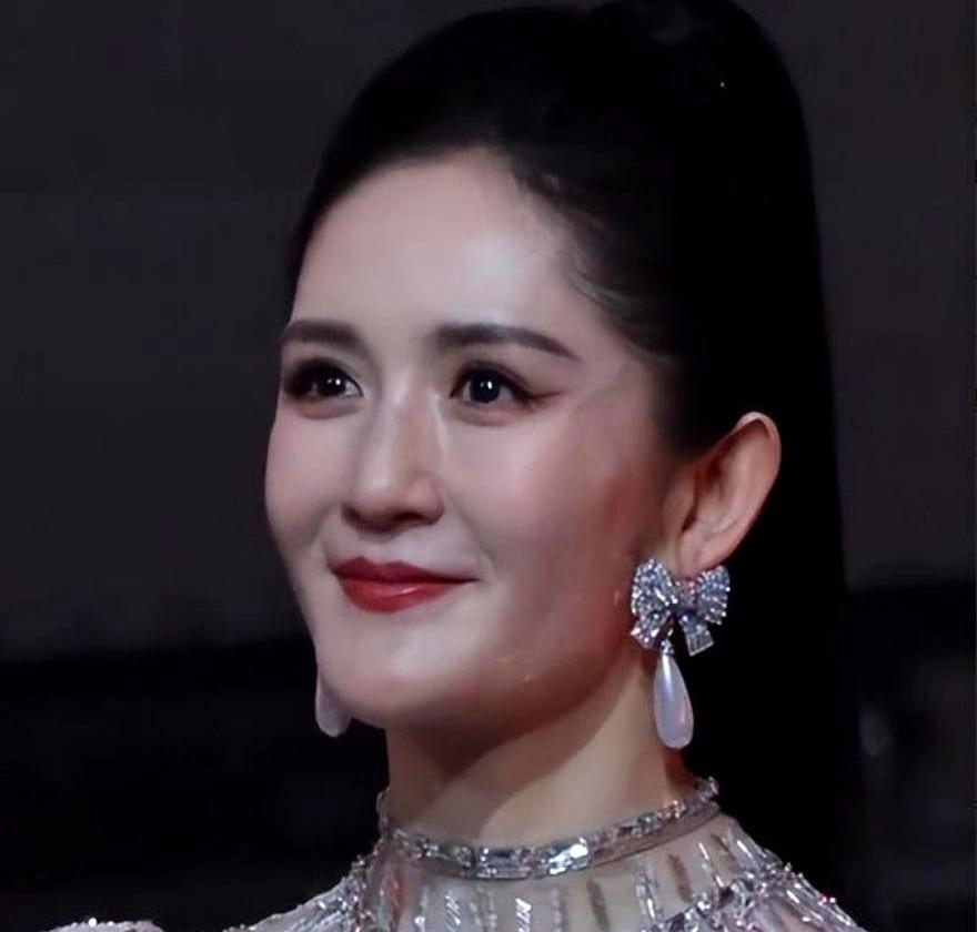 央视导演私下说：谢娜的台本，从来不用改第二遍。你只记得她在综艺里大笑。没看见