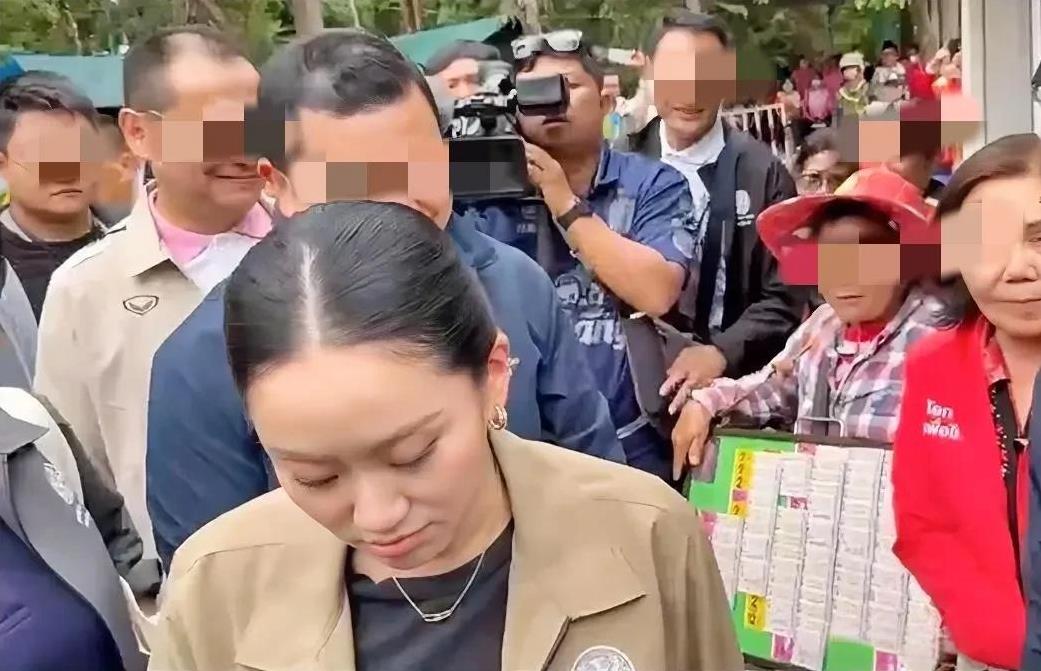 美女总理巡视边境地区，工作结束准备回家，恰好看到一卖彩票的路边摊，此时她“玩心突