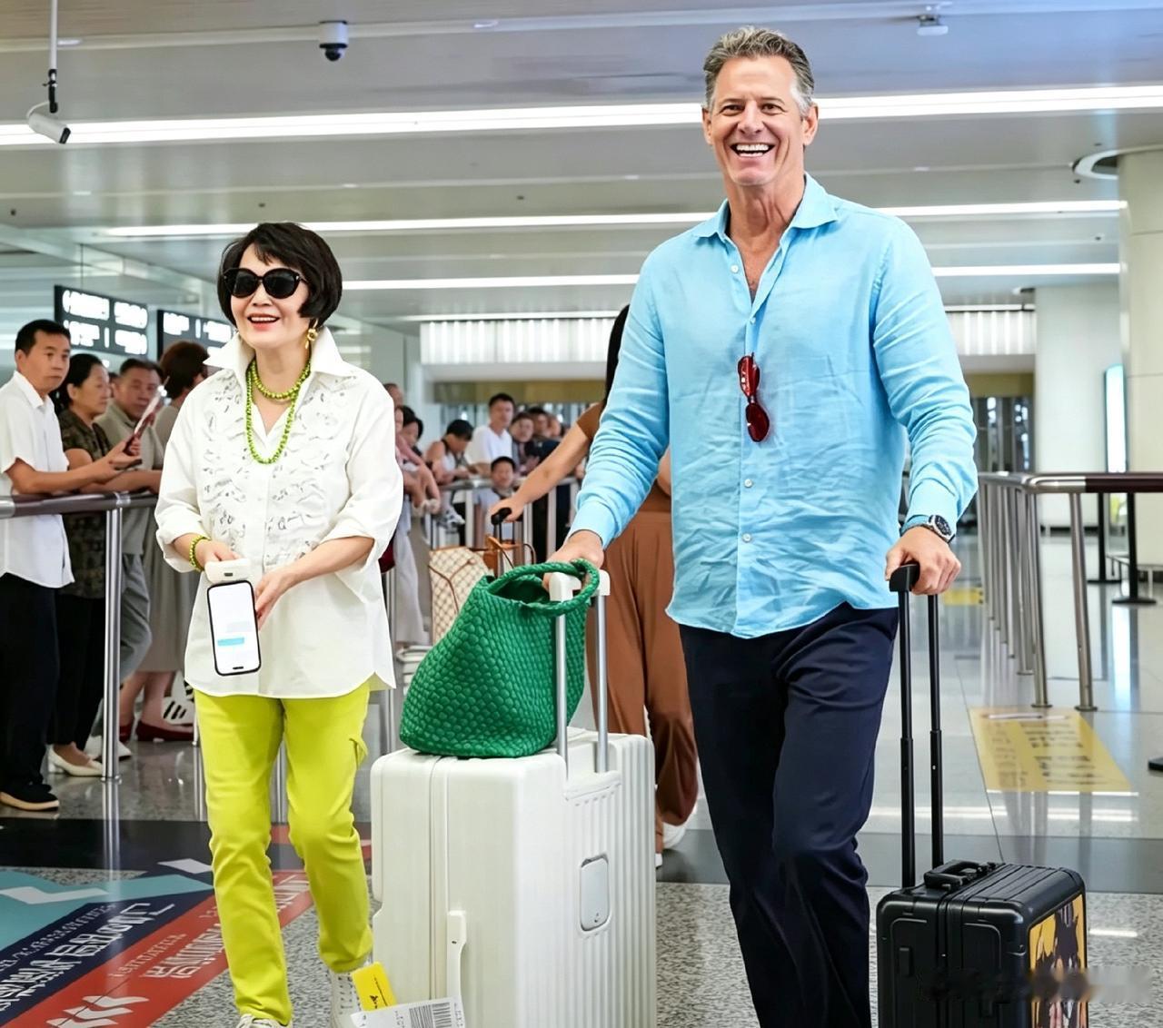 当年把现代美妆审美引进国内的先锋靳羽西，如今已经79岁了。最近她带着小15岁的外