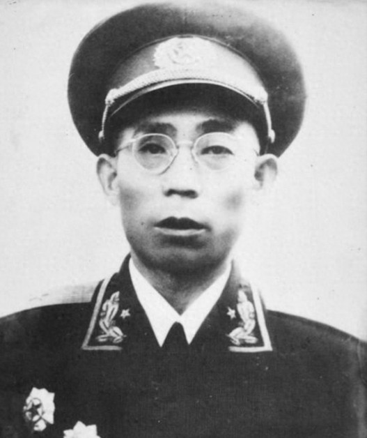 1932年，因偷吃猪下水，他被李文清打坏腰，30余年后李文清落难，他却拒绝诬蔑。