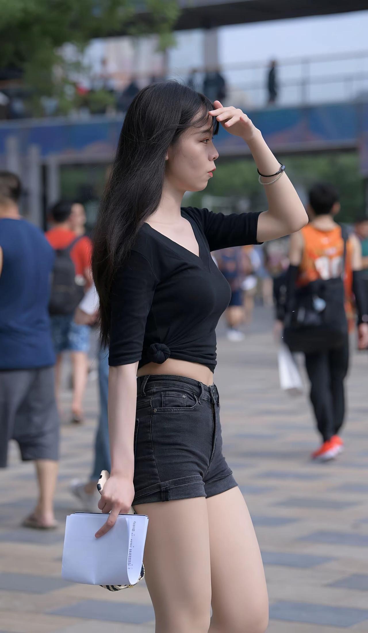 都市街头时尚少女，黑衣短裤，手拿小包，轻松自在。分享随手拍下的花朵晒晒你拍的那