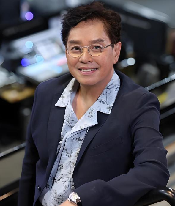 丁克的谭咏麟突然对妻子杨洁薇说，把十亿家产都给她，要让儿子回家，妻子纳闷，他们丁