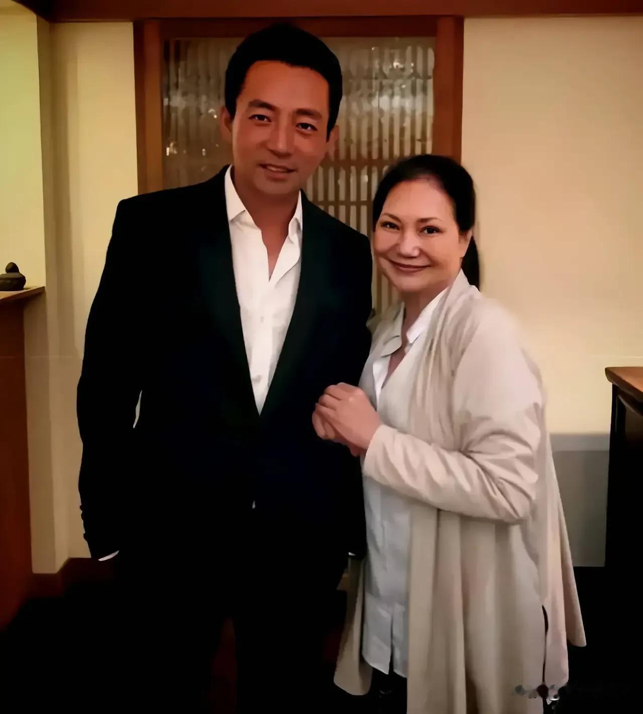 大S妈妈现在拿汪小菲一点办法都没有，当问起外孙和外孙女是否在北京上学一事，她的回
