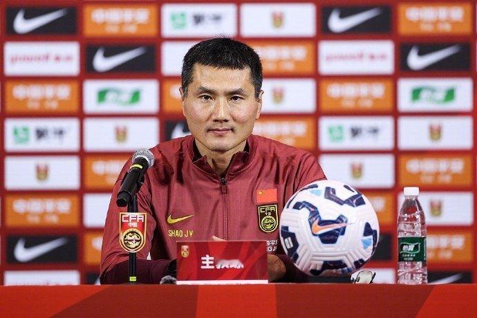 【国足新帅邵佳一发表上任感言：带领国足打出让国人满意的精神和成绩】1月4日下午，