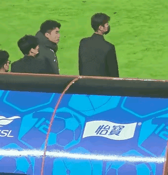 终场后郑智这是在谁家的教练席上指指点点骂骂咧咧口吐莲花呢？到手的3分被补时绝平，