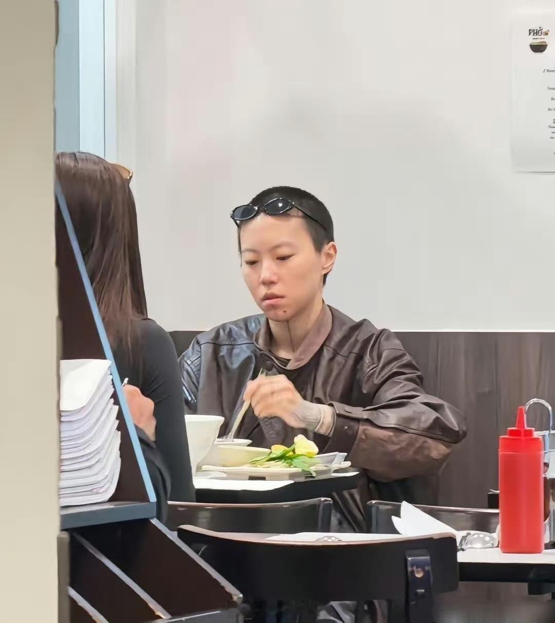 巴黎街头的一家不起眼小餐馆里，有人意外偶遇窦靖童正低头嗦汤面。29岁的她留着利落