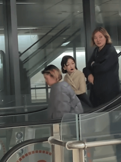 周冬雨下班跑起来了周冬雨下班跑好快周冬雨裹着披肩小跑，像被风推着的小精灵！回眸