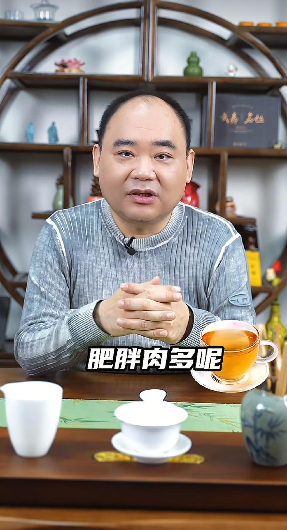 侯震不会要开始卖茶叶了吧？近日他发视频专门点评茶叶，坐在茶桌旁，边泡茶边说，