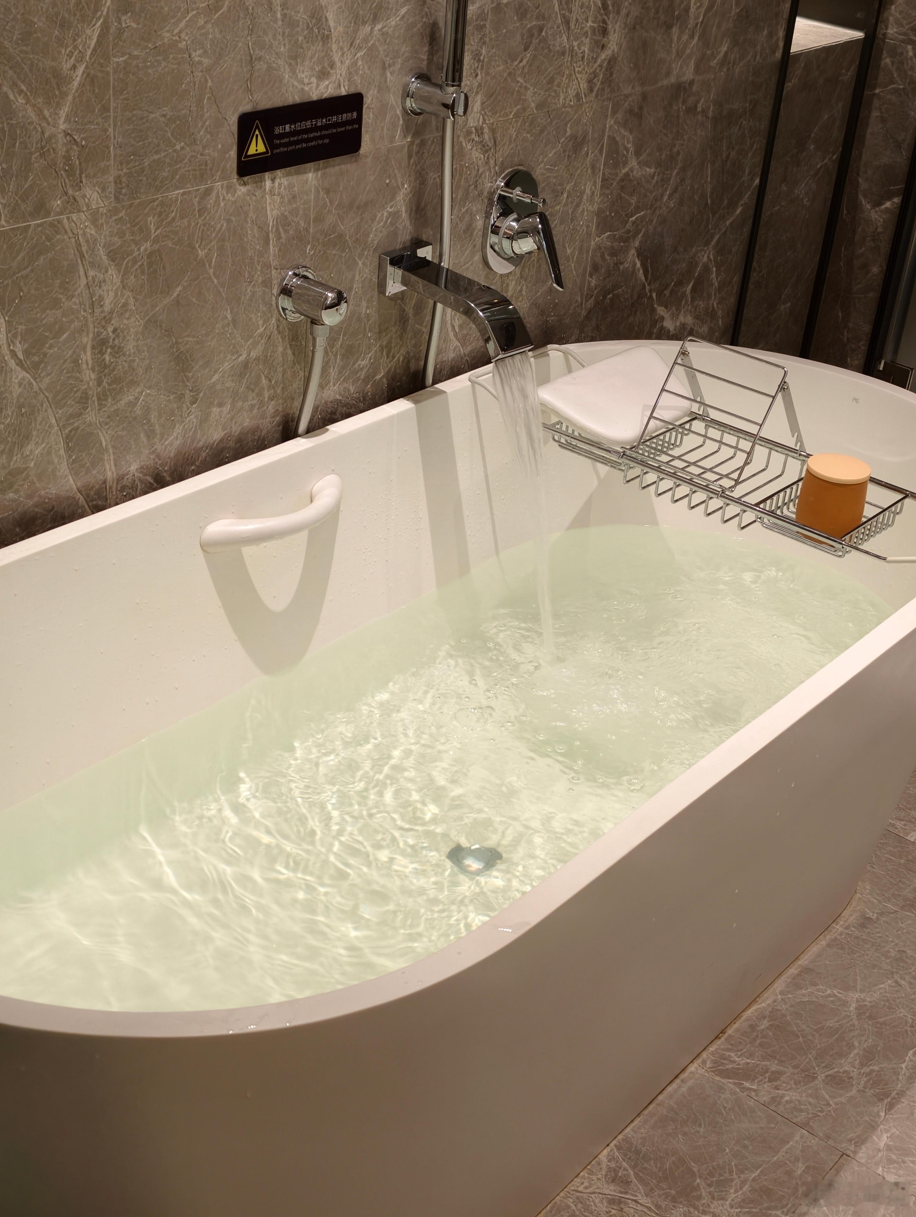 这么大浴缸，不泡澡浪费了