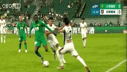 韦世豪的铲球引发大争议，一脚危险动作只被黄牌，裁判抛出疑问。第14分钟，他在