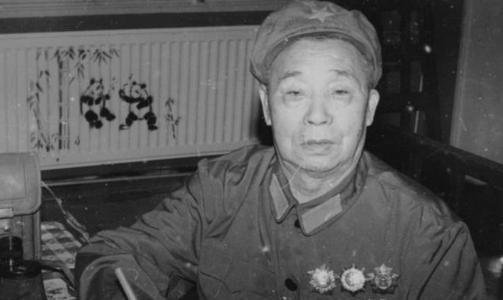 1998年，开国少将贺东生逝世，妻子陈玲按照丈夫生前遗嘱，将他们的两个孩子叫到了