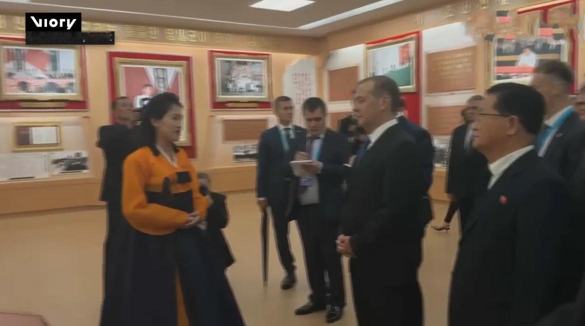梅德韦杰夫在朝鲜参观，接待员小姐姐穿着传统服饰美翻了！10月9日梅德韦杰夫在工作
