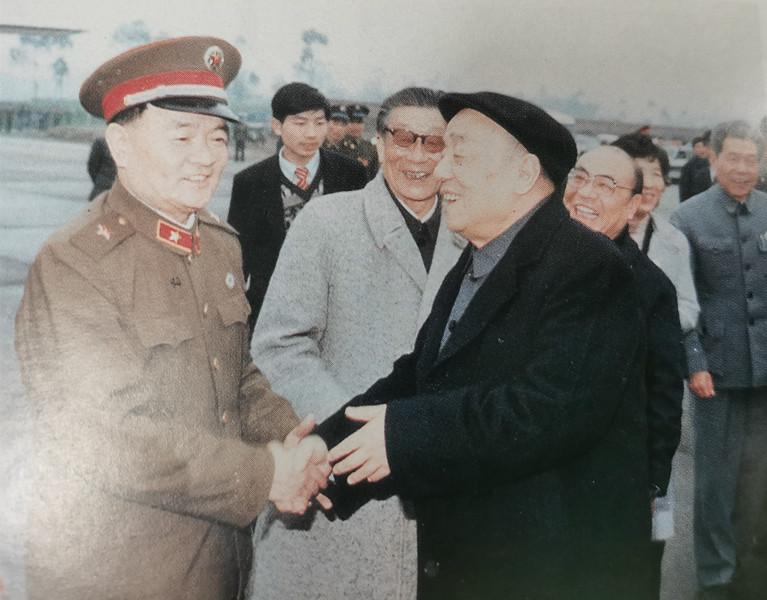 军委副主席杨尚昆视察成都军区，和成都军区政委万海峰亲切握手，万海峰在1988年被