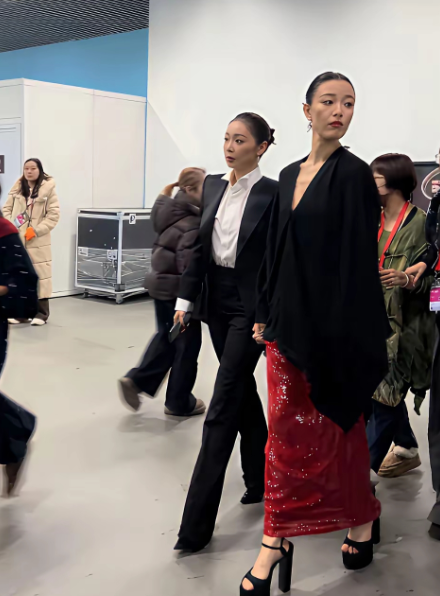 曾喊出“老娘天下最美”的倪妮也显出了老态，脸部肌肉松弛，法令纹清晰可见。此次与