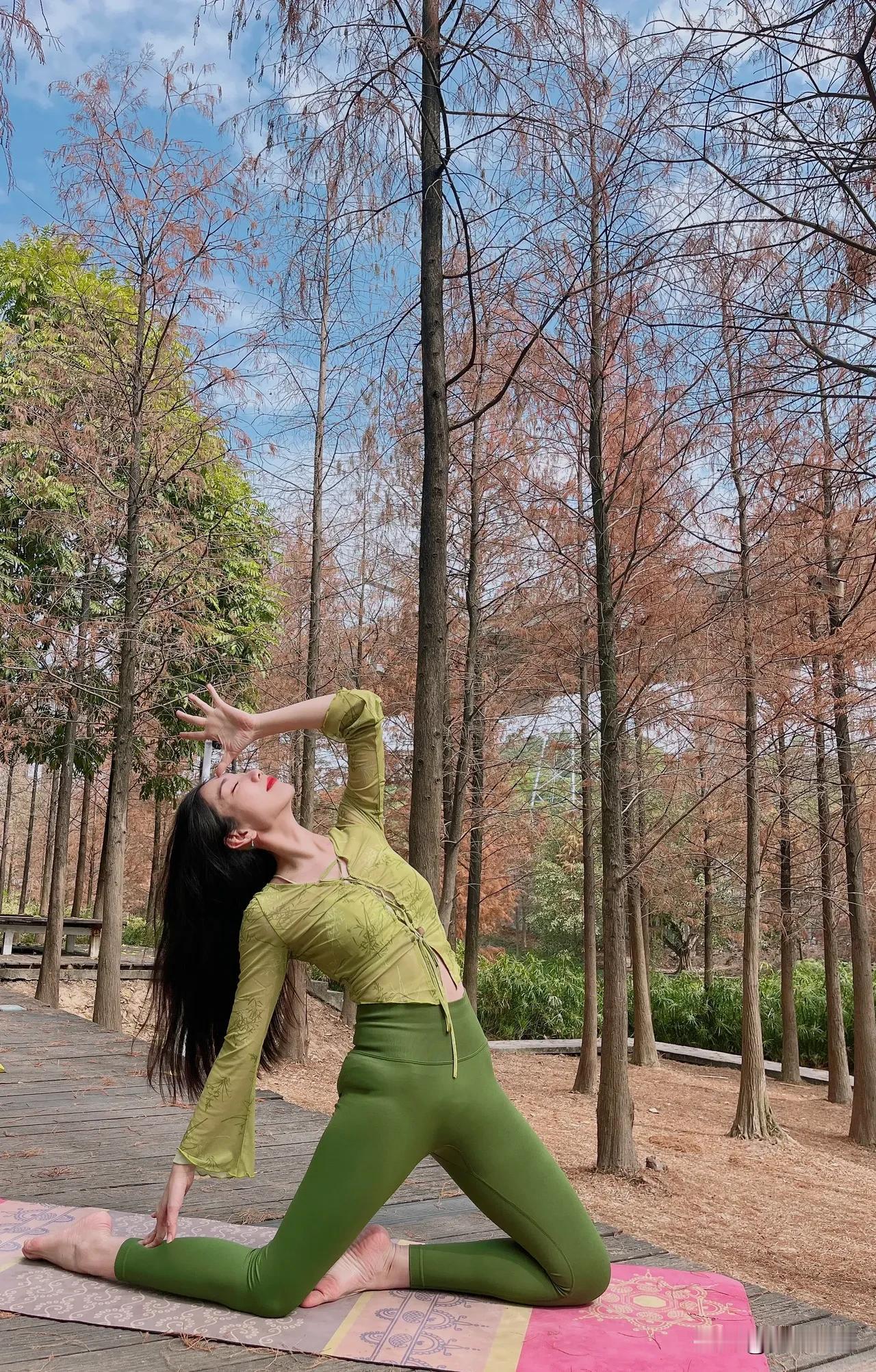 百瑞谷的红叶并非单薄的一片，而是汇聚成“一池”的绚烂。在这海拔1100米的天池边