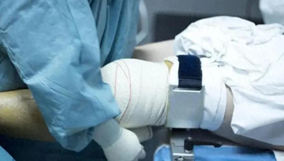 李亚诺花16万元进行双腿截骨增高手术，只为提升7.2厘米，如今却不得不长期面对后