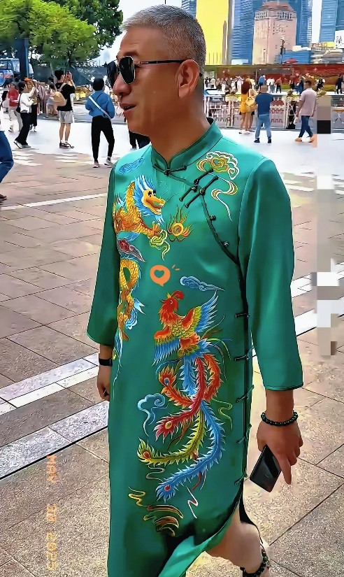 近几日，上海和平饭店火了，不是因为饭店做了什么，而是因为有一位顾客。他连续三