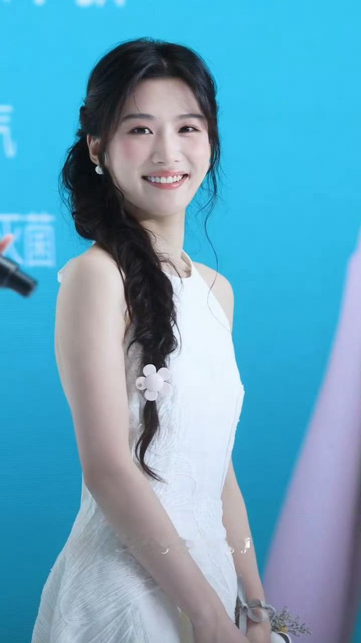 卢昱晓白色挂脖连衣裙卢昱晓奈丝公主活动造型出圈真不意外，不止长得好看，现场还参与