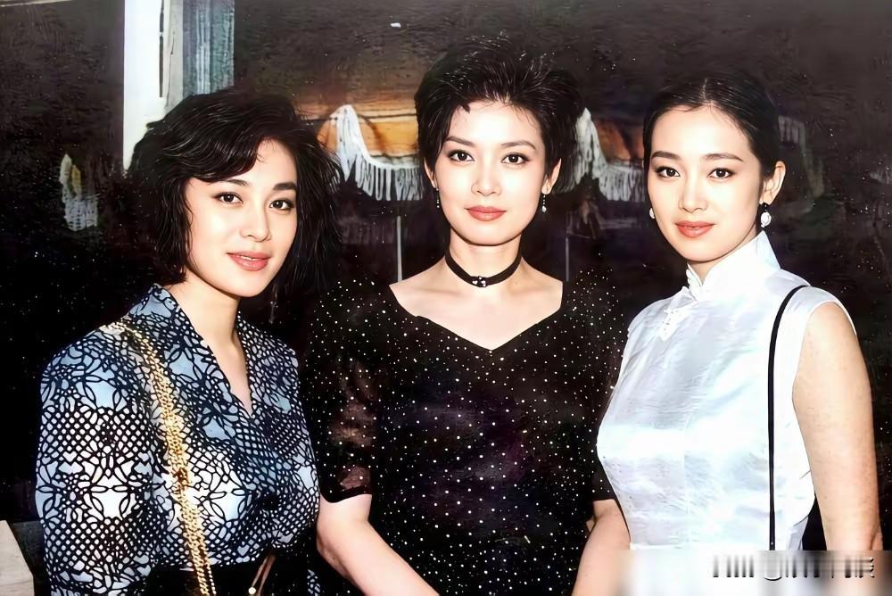 1988年戛纳海边，三位东方佳人惊艳世界。22岁巩俐初出茅庐，一身乡土质朴灵气