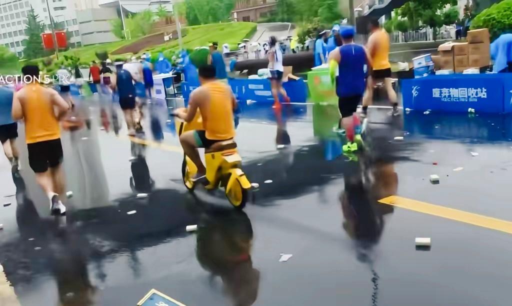 骑电动车跑马拉松，有且只有一个在兰州兰州马拉松这回可出大新闻了——居然有人直