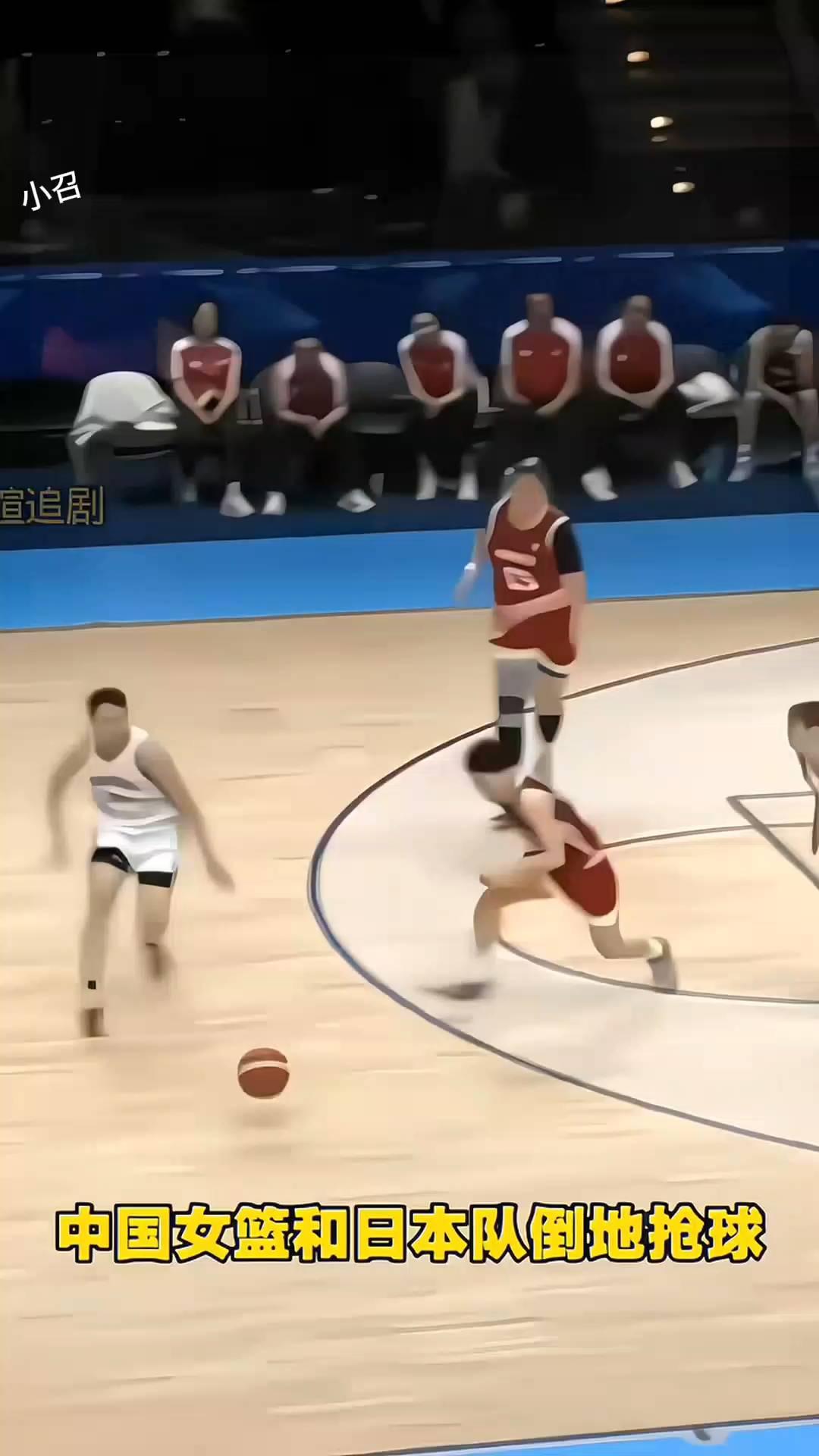 瑄瑄追剧。中国女篮和日本队倒地抢球，日本队围上来三人准备抢球，日本队员龇牙咧嘴