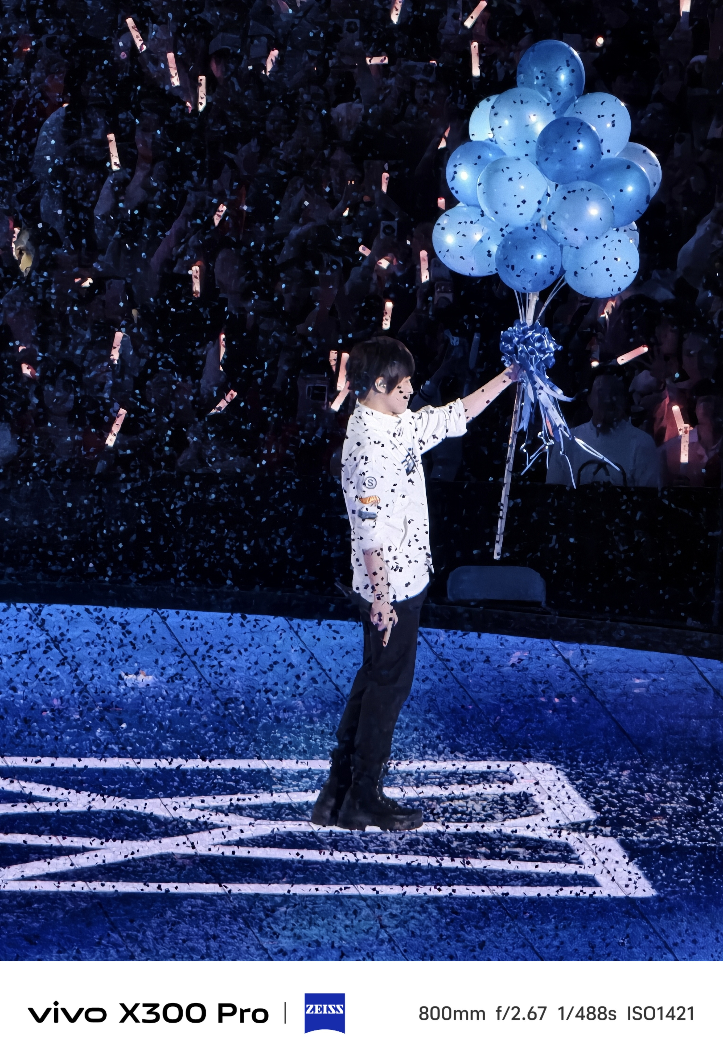 周末同事拿vivoX300Pro摄影师套装去看了演唱会，再次实测了长焦增