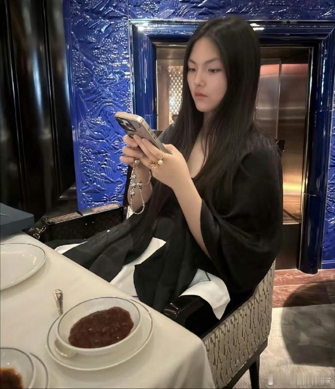 15岁王诗龄于英国，引众人好奇：这般自在，莫非学业另有安排？​​​