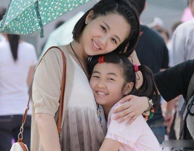 杨紫和张子枫的合照，一个19岁一个10岁，没想到两个人小时候是真的像​​​