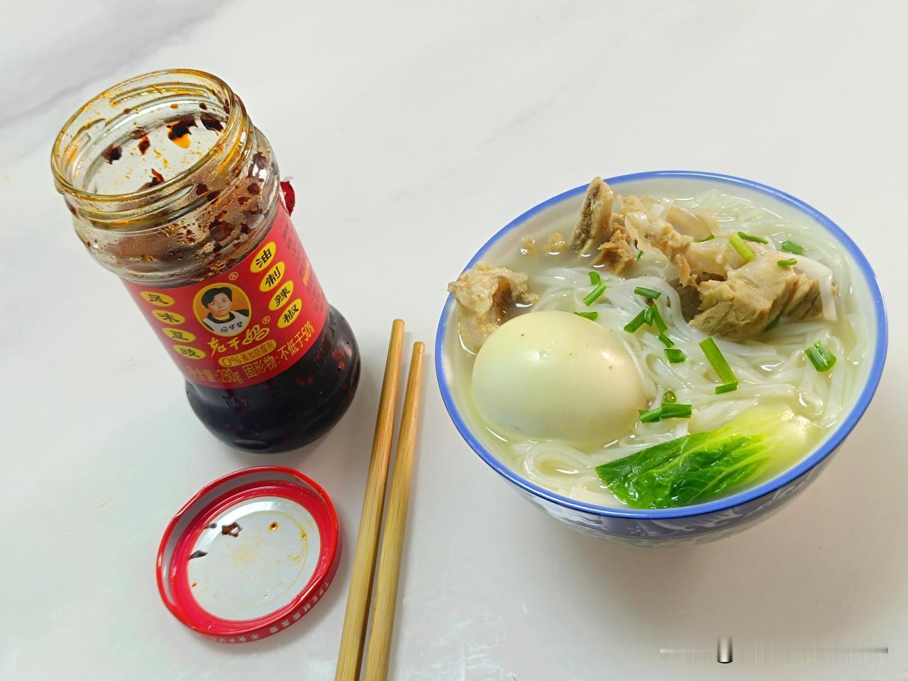 每到周末，晚上总觉得饿。用骨头汤煮一碗面条...还有老干妈陪，暖暖的，很煽情!