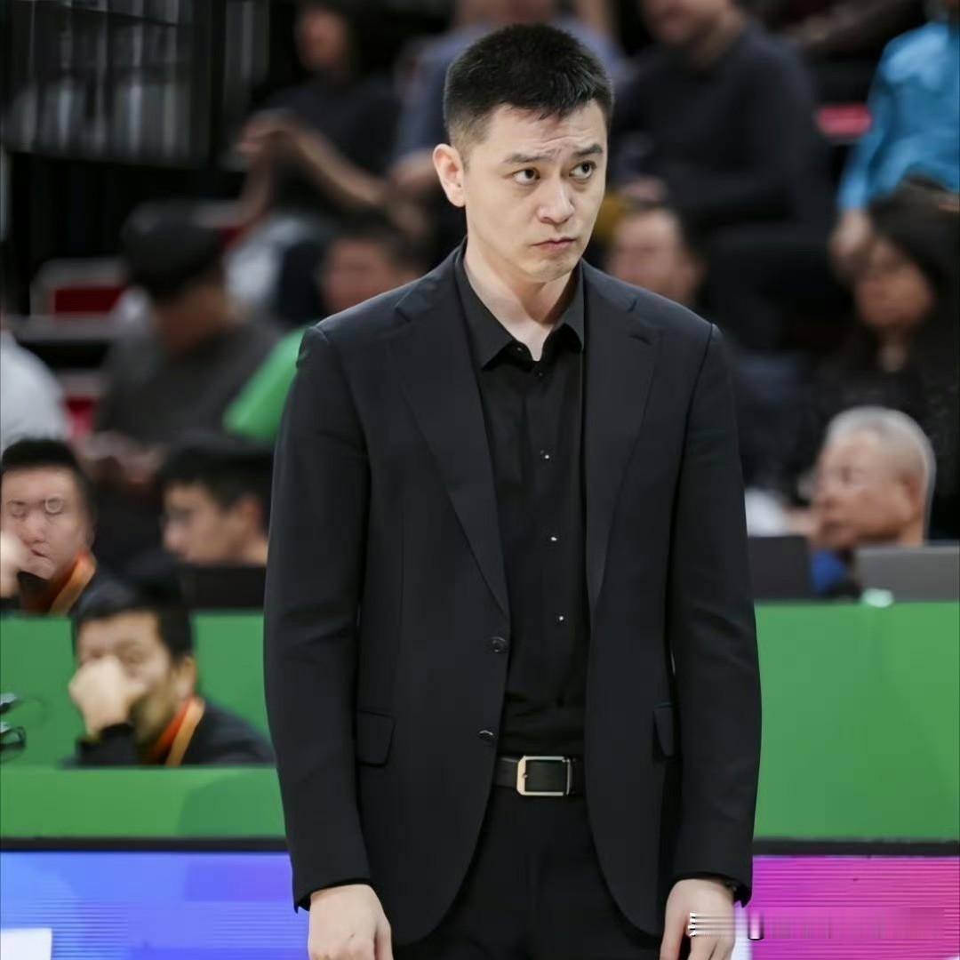 辽宁队现在最大财富就是杨鸣，上赛季磨阵地，新赛季全面提速，杨鸣做出表率，在大胜北