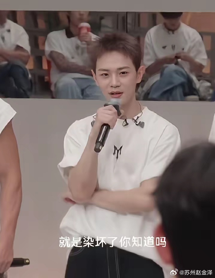 让曹骏最意想不到的反转来了。好好设计的发型和努力练习的舞台让人觉得刻板，反而因意