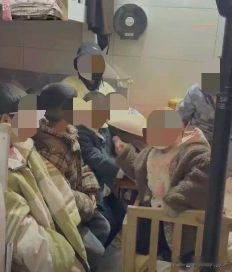 八孩妈妈直播带娃，网友吵翻天，谁在真苦谁在演戏？贵州有个叫小雪的女人，家里养