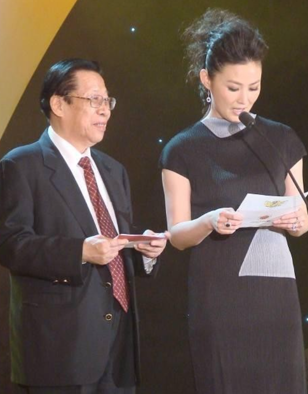 1993年,时任中央电视台台长的杨伟光,在没有上报的情况下,在《新闻联播》之后插